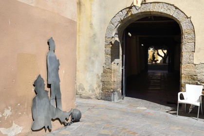 France, Var (83), Toulon, quartier du petit Chicago, sculpture représentant des bagnards à la sortie du passage Baboulène