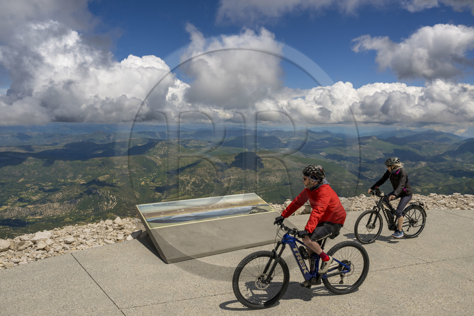 France, Vaucluse (84), Parc Naturel Régional du Mont Ventoux, Bedoin, observation du paysage depuis le belvedère Nord au sommet du Mont Ventoux (1910m)