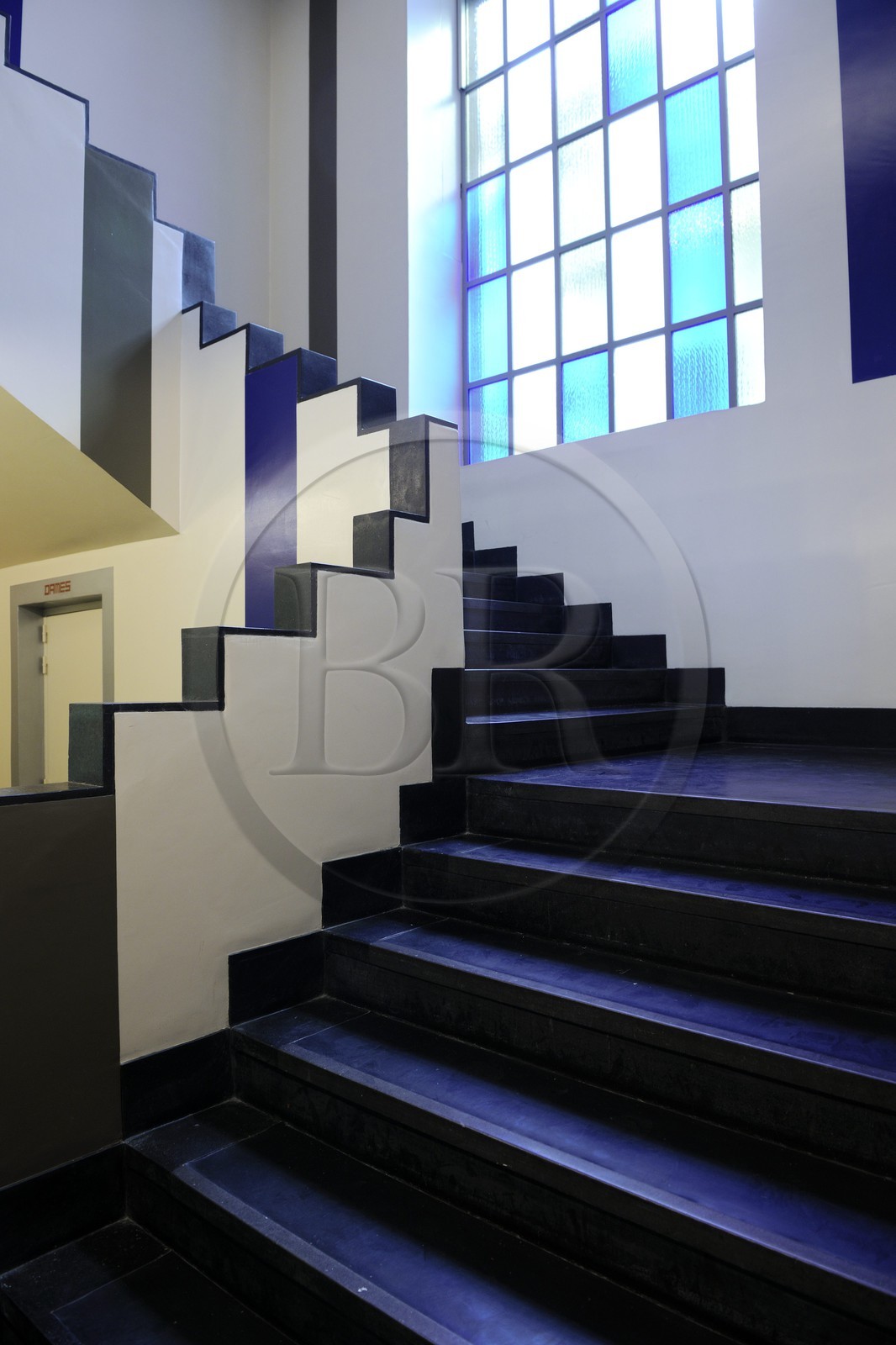 France, Bas-Rhin (67), Strasbourg, place Kléber, escalier menant aux salles de l'Aubette décoré par Jean Arp et Sophie Tæuber-Arp à la fin des années 1920