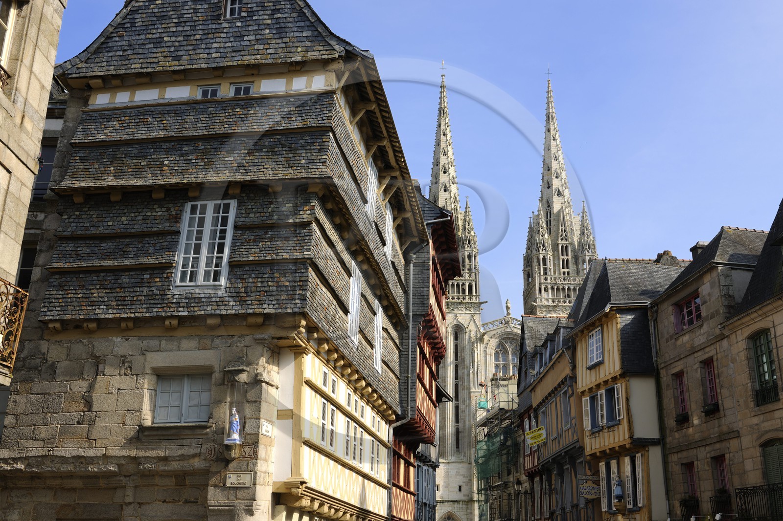 France, Finistère (29), Quimper, maisons médiévale rue Kéréon et la cathédrale Saint-Corentin