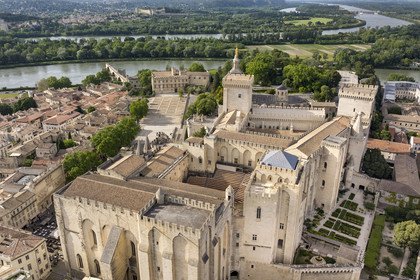 France, Vaucluse (84), Avignon, Palais des Papes classé Patrimoine mondial de l'UNESCO, et les bras du Rhône en arrière plan, la facade sud-Est (vue aérienne)