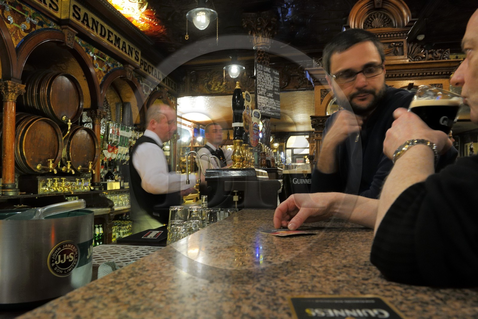 Royaume-Uni, Irlande du Nord, Belfast, le Crown Liquor Saloon fondé en 1826 est le seul pub à faire partie du National Trust (Monuments Historiques)