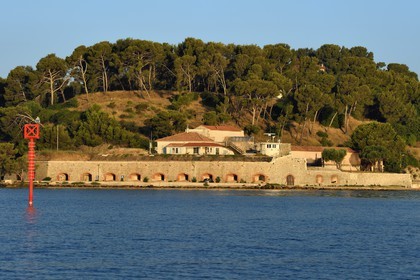 France, Var (83), la rade de Toulon, La Seyne-sur-Mer, le Fort de l'Eguillette sur la corniche Bonaparte