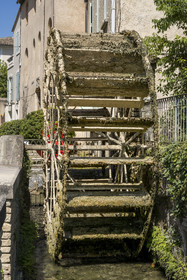 France, Vaucluse (84), L'Isle-sur-la-Sorgue, ancienne roue à aube de moulin à eau dans la rue Teophile Jean surnommée rue des Roues