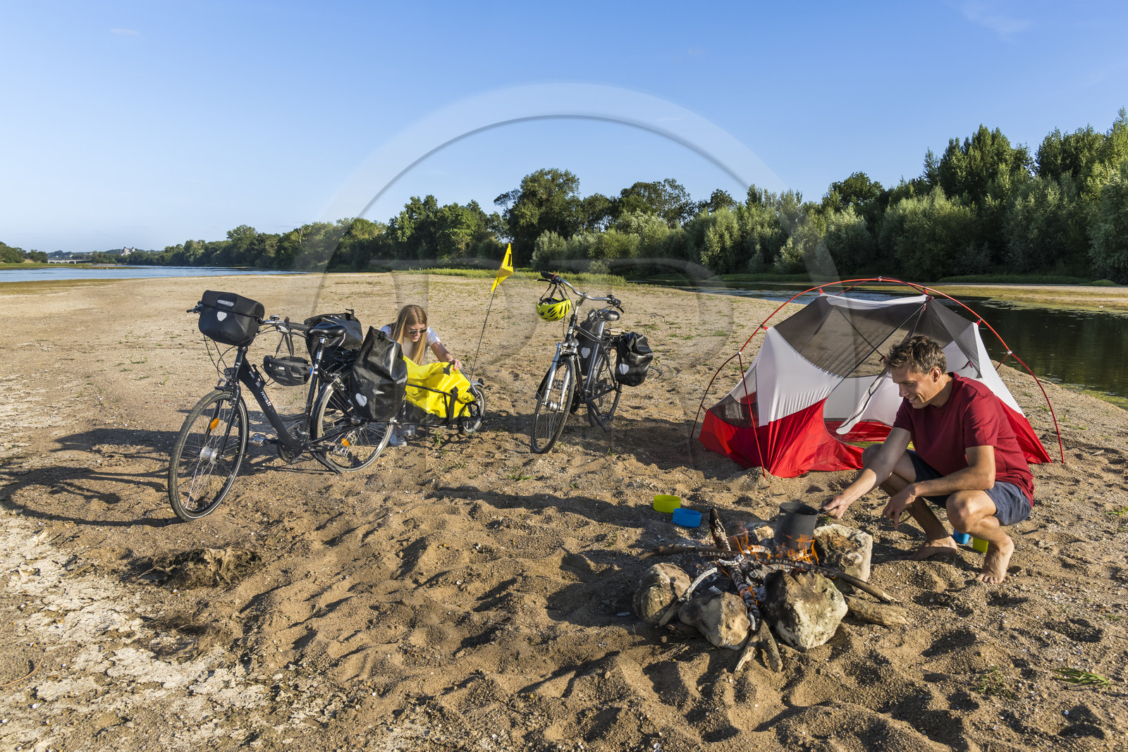 France, Maine-et-Loire (49), vallée de la Loire classée au Patrimoine Mondial par l'UNESCO, Saumur vers Saint-Hilaire, randonnée à bicyclette le long des berges de la Loire, installation du campement pour la nuit sur un des bancs de sable formant des îles sur la Loire