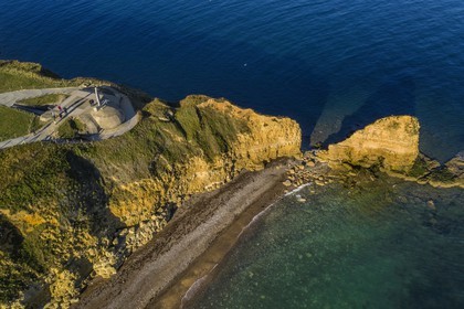 France, Calvados (14), Cricqueville-en-Bessin, la Pointe du Hoc, fortifications allemandes du mur de l'atlantique, poste d'observation et de tir de la batterie allemande, monument en l'honneur du sacrifice des troupes américaines et est l'un des lieux de commémoration du débarquement (vue aérienne)