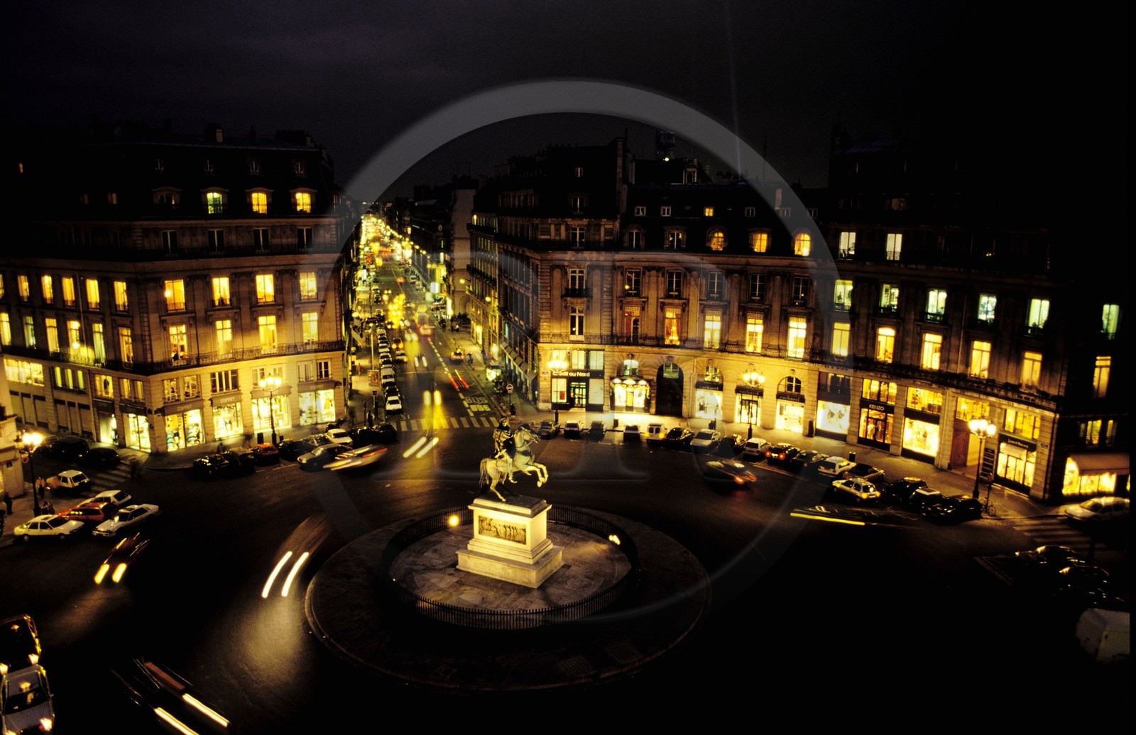 France, Paris (75), la place des Victoires la nuit avec la circulation