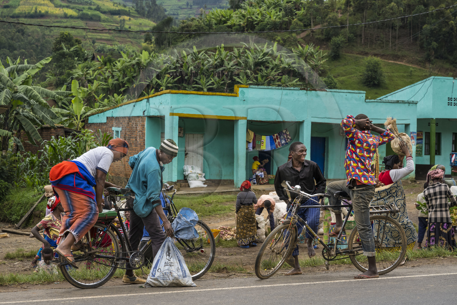 Rwanda, Province du Nord, District de Musanze (Ruhengeri), jour de marché à Muryabazira sur la Route Nationale 4 entre Kigali et Ruhengori, vélo taxi, les bicyclettes sont le principal moyen de transport local