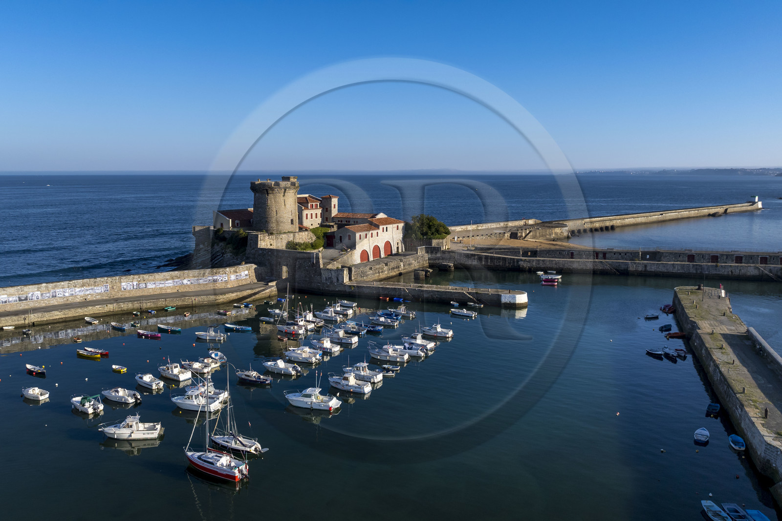 France, Pyrénées-Atlantiques (64), la côte du Pays-Basque, Ciboure, le fort de Socoa construit sous Louis XIII remanié par Vauban et son petit port de plaisance dans la baie de Saint-Jean-de-Luz (vue aérienne)