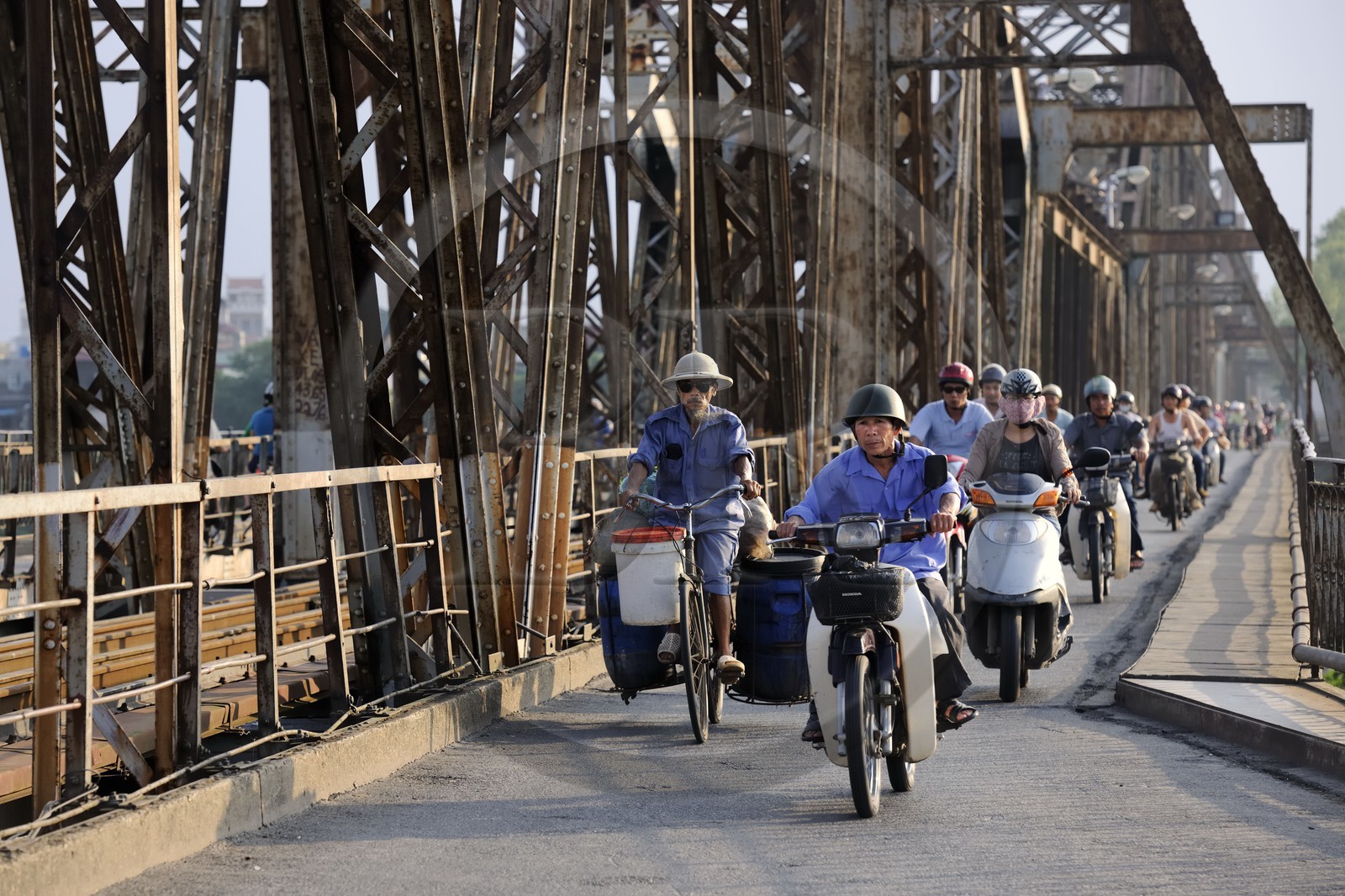 Vietnam, Hanoï, Pont Long Bien anciennement pont Paul Doumer est reservé à la circulation des trains, des deux-roues et des piétons