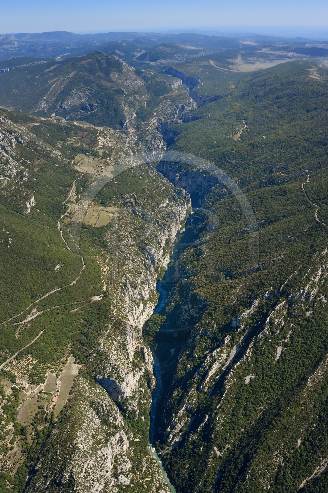 Var (83) rive gauche et Alpes-de-Haute-Provence (04) rive droite, Parc Naturel Régional du Verdon vers La Palud-sur-Verdon, le Grand Canyon des Gorges du Verdon (vue aérienne)