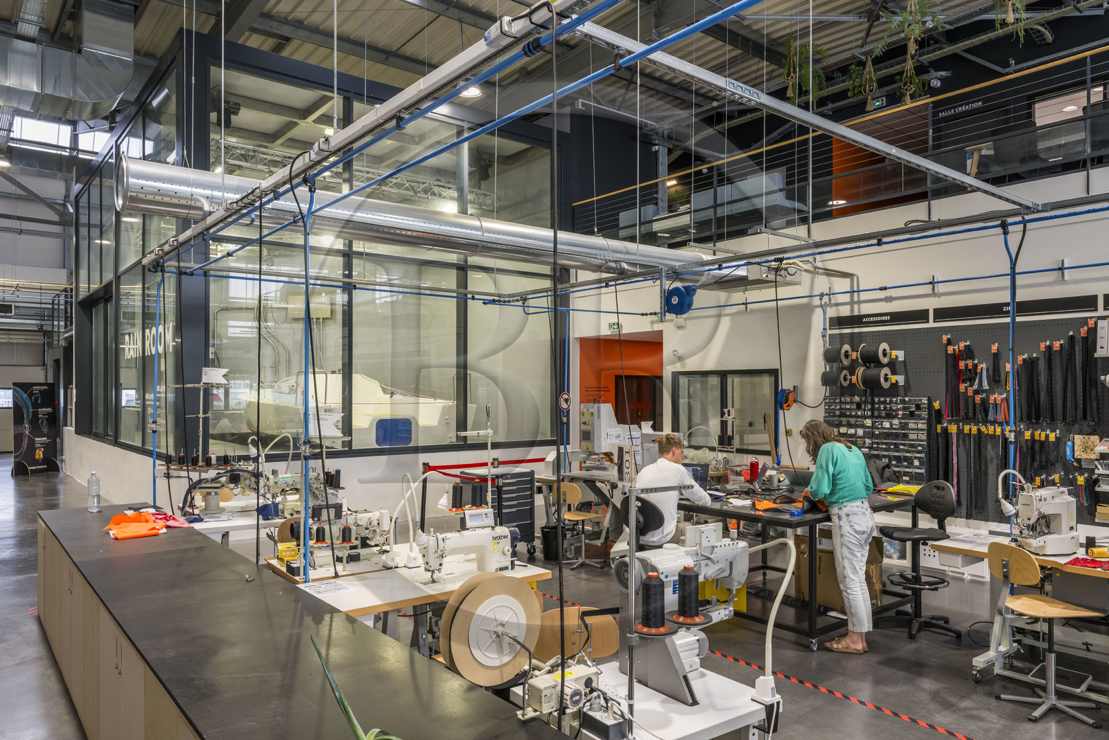 France, Charente-Maritime (17), La Rochelle, centre de co-conception Tribord Sailing Lab de la marque Decathlon, une équipe projet au travail avec un designer, un ingénieur et une prototypiste