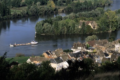 France, Eure (27), péniche sur la Seine passant devant le village des Andelys