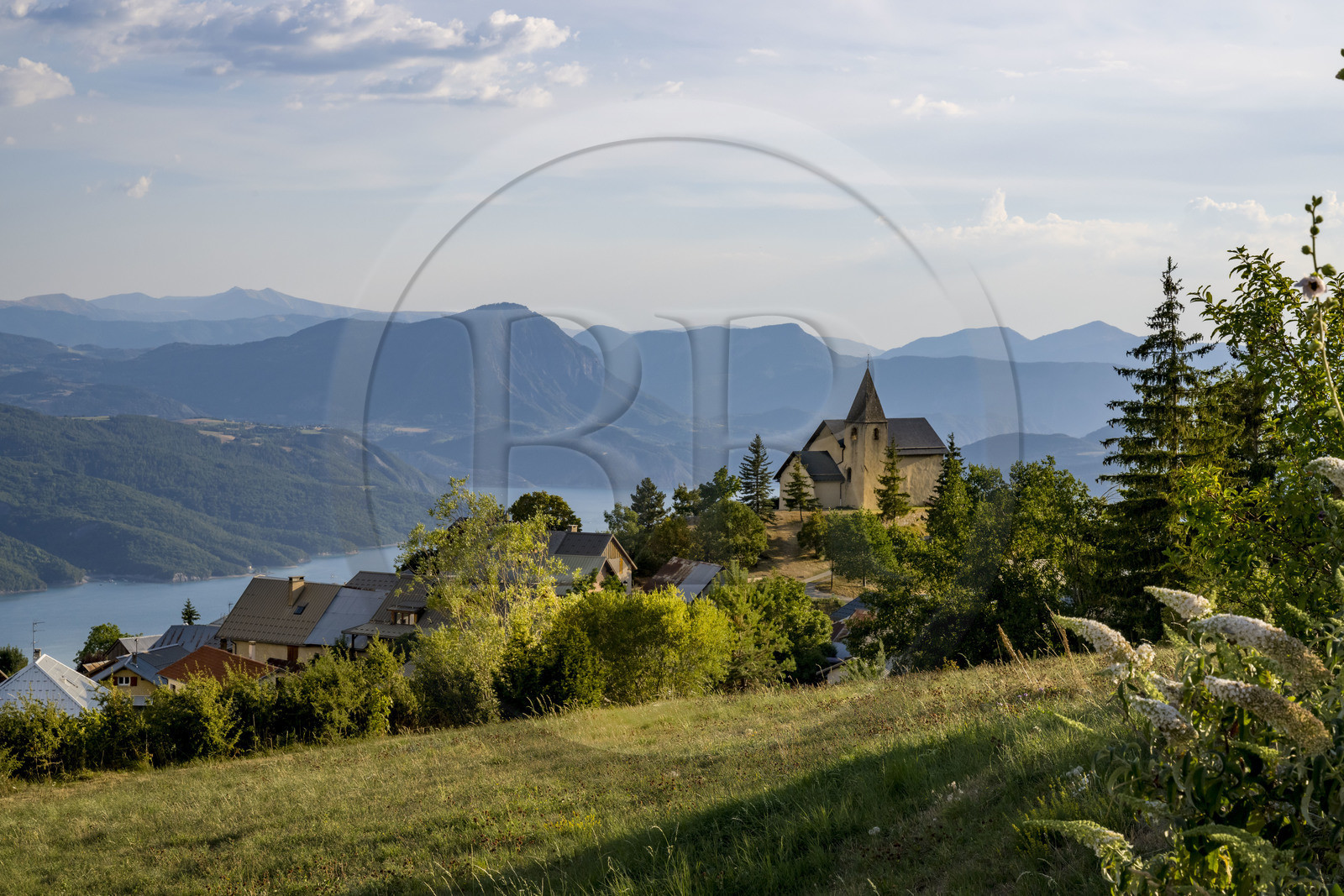 France, Hautes Alpes (05), le village de Saint-Apollinaire surplombant le lac de Serre-Ponçon
