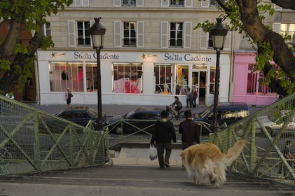 France, Paris (75), canal Saint-Martin, le pont de l'écluse de la rue de Lancry