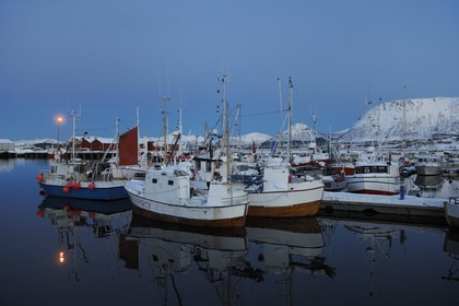 Norvège, Nordland, iles des Westeralen, port de Myre à la nuit tombante