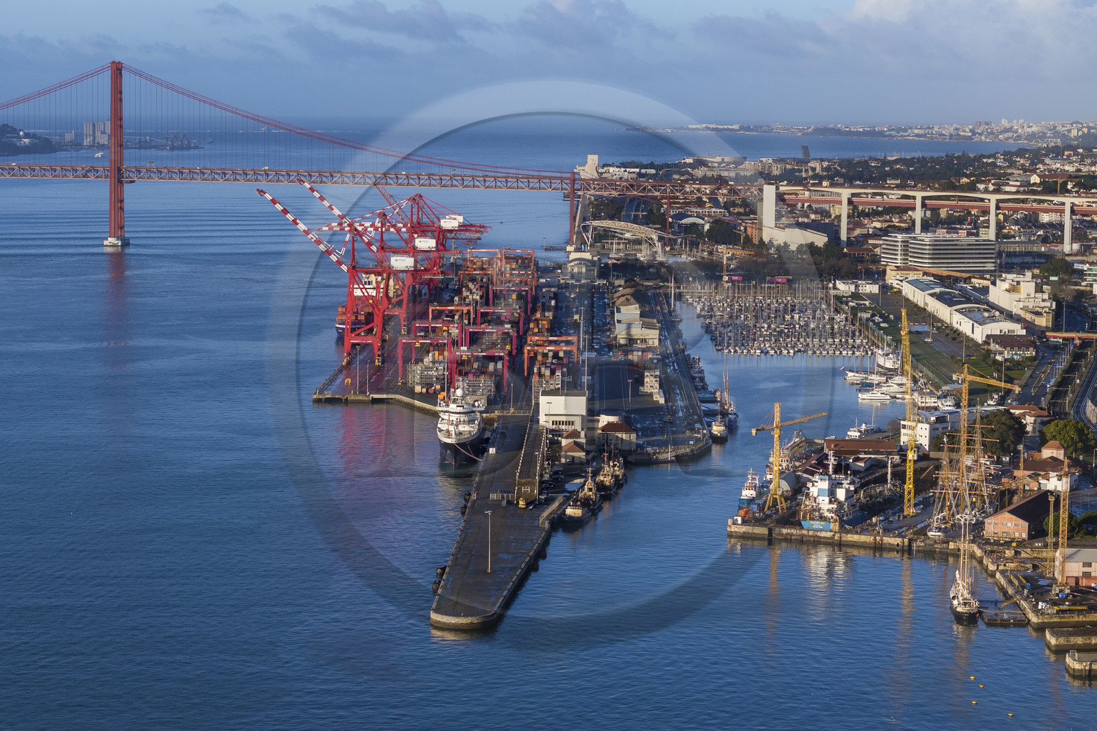 Portugal, Lisbonne, le port de Lisbonne et le Doca de Alcantara sur les rives du Tage, le Ponte 25 de Abril en arrière plan (vue aérienne)