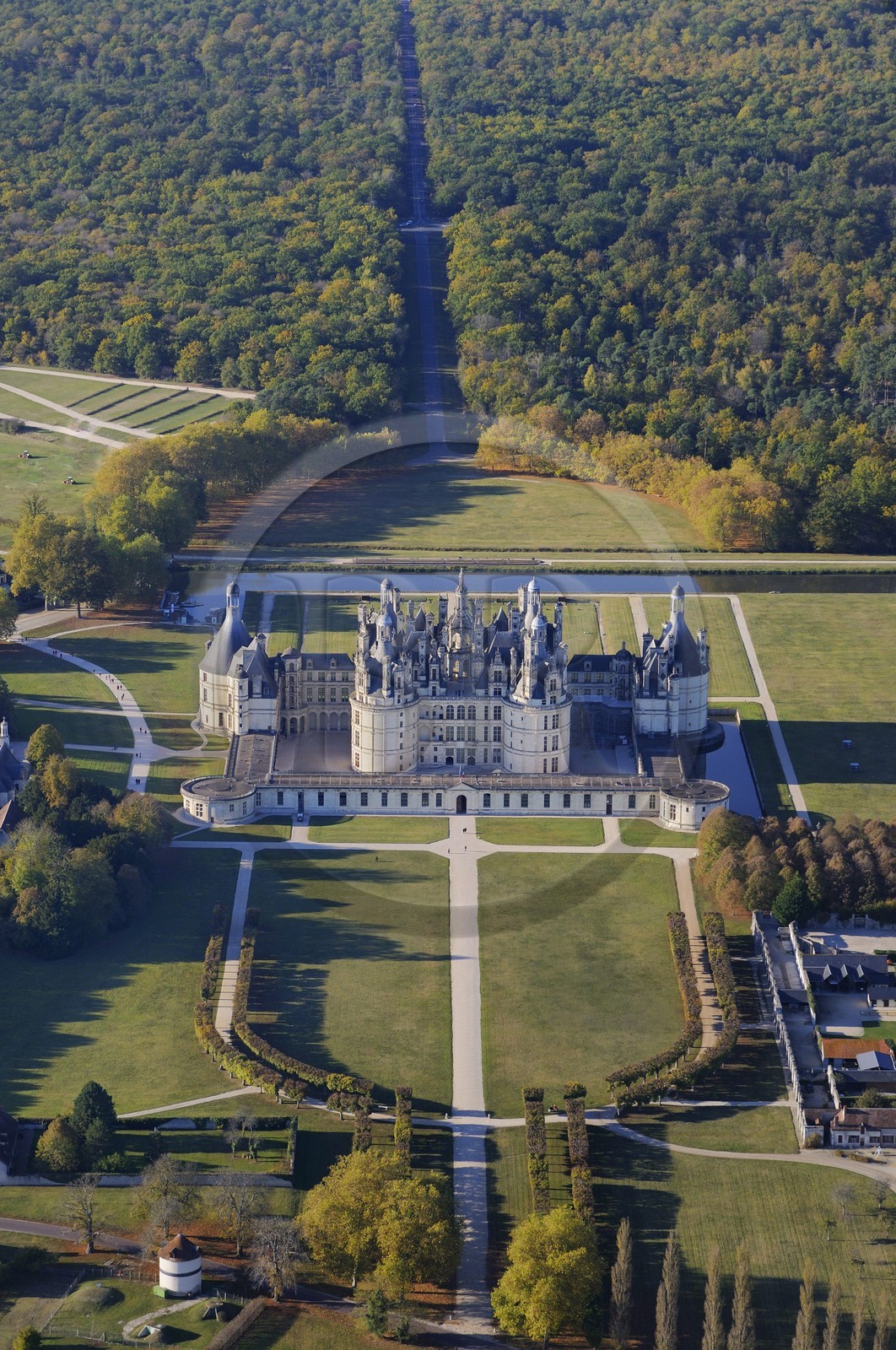 France, Loir et Cher (41), Vallée de la Loire classée Patrimoine Mondial de l' UNESCO, château de Chambord, façade Est (vue aérienne)
