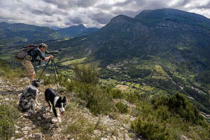 France, Drôme (26), parc naturel régional des Baronnies provençales, Rémuzat, plateau Saint-Laurent, Christian Tessier, directeur de l'association Vautours en Baronnies, observervation des vautours fauves à la longue vue au dessus de la vallée de l'Oule