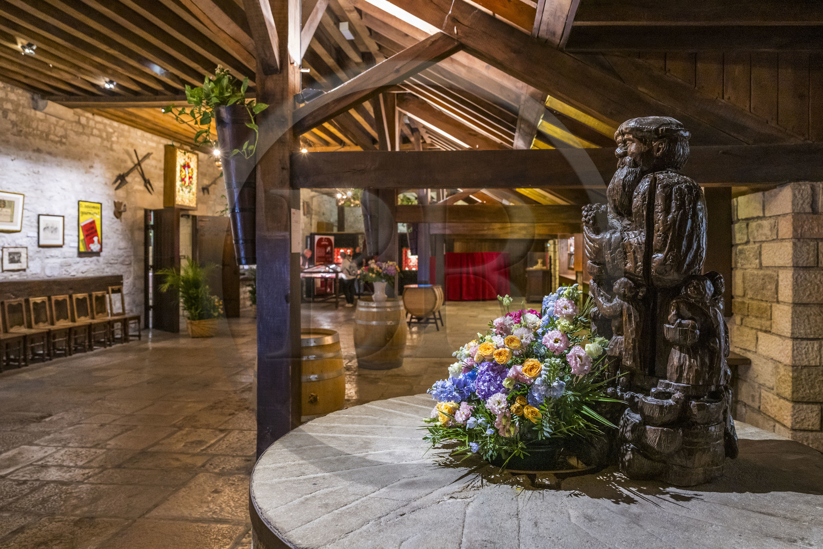 France, Côte-d'Or (21), Paysage culturel des climats de Bourgogne classés Patrimoine Mondial de l'UNESCO, Route des Grands Crus, vignoble de la Côte de Nuits, Vougeot, le Chateau du Clos de Vougeot, le Grand Cellier et siège de la Confrérie des Chevaliers du Tastevin