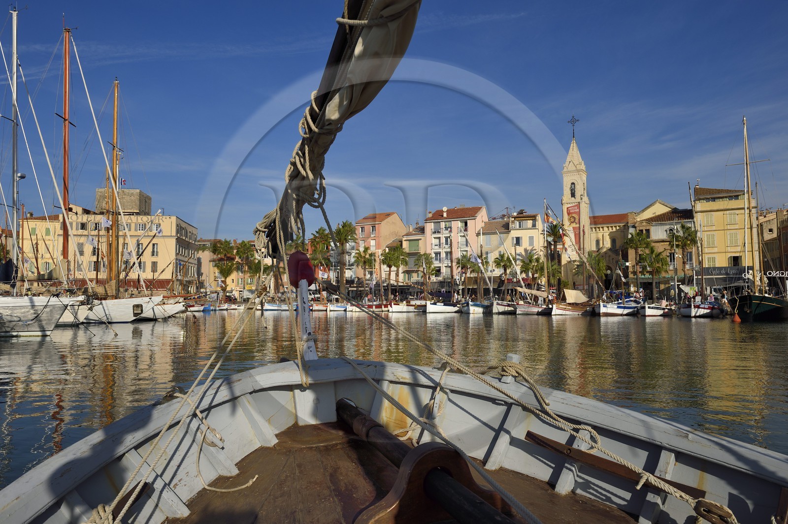 France, Var (83), Sanary-sur-Mer, barques traditionnelles de peche appelées pointus sur le port et l'église Saint-Nazaire