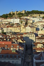 Portugal, Lisbonne, vue sur la ville depuis le elevador (ascenseur) de Santa Justa et le Castelo Sao Jorge (château Saint Georges) sur la colline de l'Alfama, la rua Santa Justa au premier plan