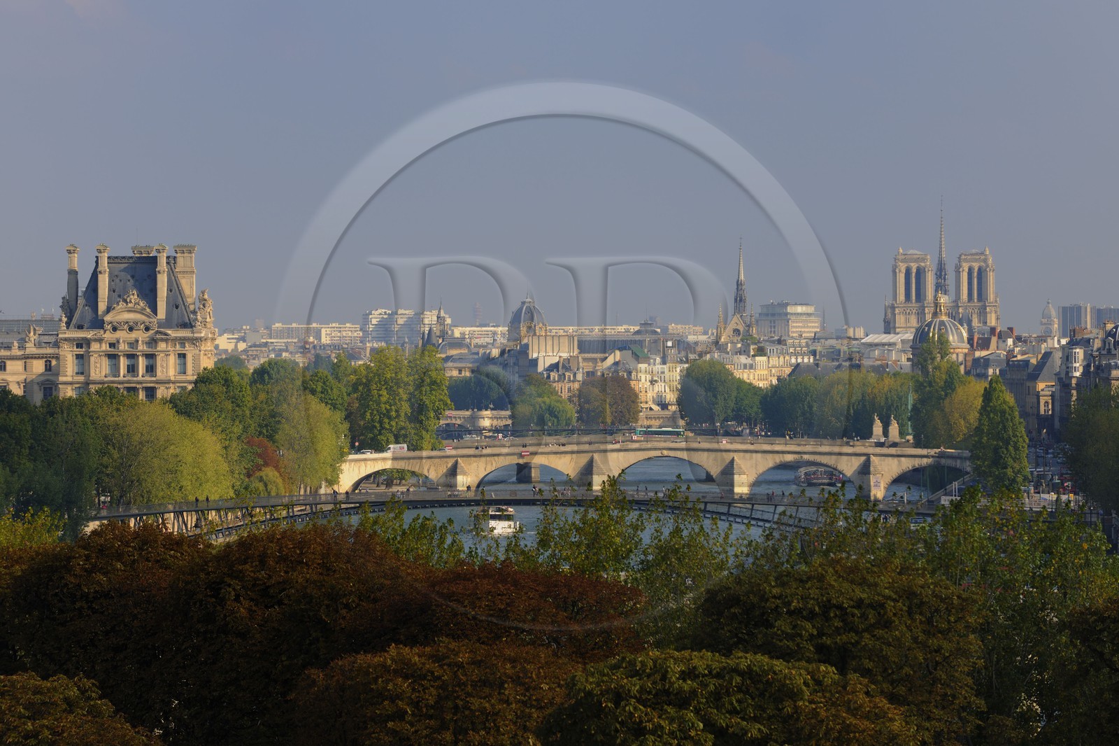 France, Paris (75), les rives de la Seine, classées Patrimoine Mondial de l'UNESCO, le Louvre, le pont Royal et la cathédrale Notre-Dame
