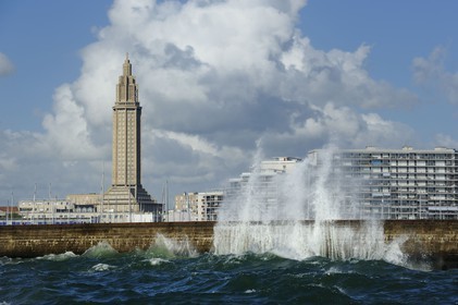 France, Seine-Maritime (76), Le Havre, Centre-ville reconstruit du Havre par Auguste Perret classé Patrimoine Mondial de l'UNESCO, la Tour Lanterne de l'église Saint-Joseph derrière la digue ouest