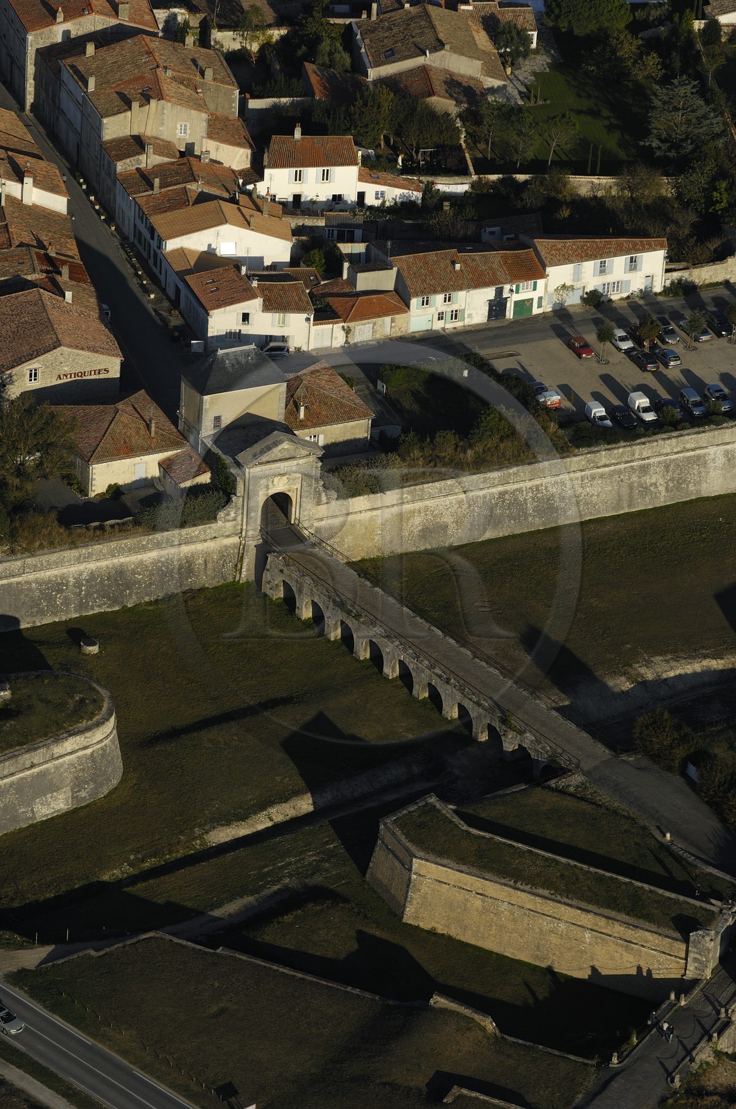 France, Charente-Maritime (17), ile de Ré, ville de Saint-Martin-de-Ré, fortifications de Vauban (XVII ème siècle), Porte des Campani (vue aérienne)