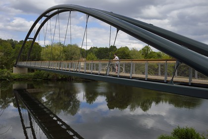 France, Dordogne (24), Périgord Blanc, Saint-Astier, la nouvelle passerelle sur la Véloroute Voie verte qui longe la rivière L'Isle