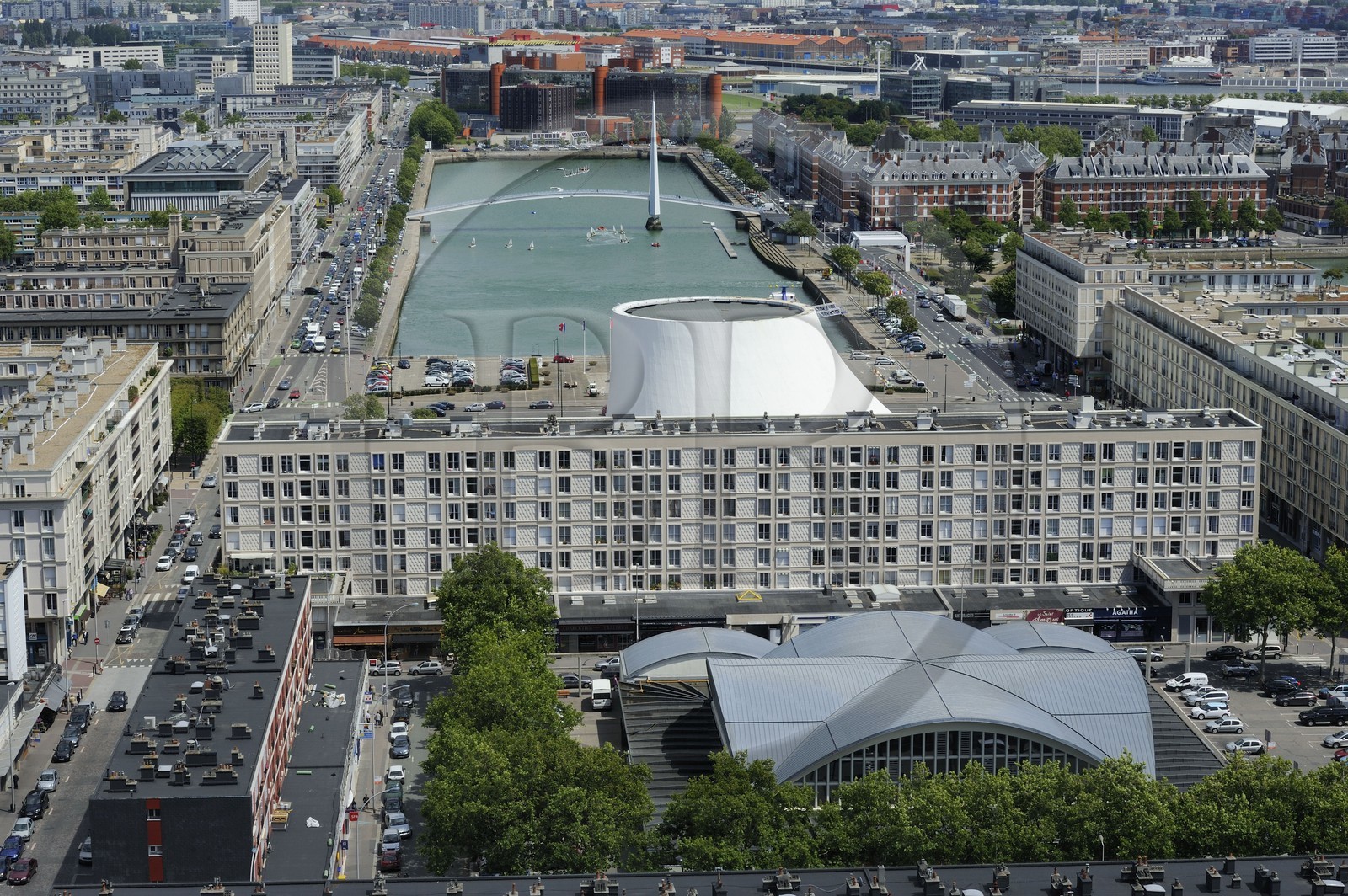 France, Seine-Maritime (76), Le Havre, Centre-ville reconstruit du Havre par Auguste Perret classé Patrimoine Mondial de l'UNESCO, immeubles Perret autour du Bassin du Commerce, les halles centrales et le sommet du Volcan réalisé par Oscar Niemeyer