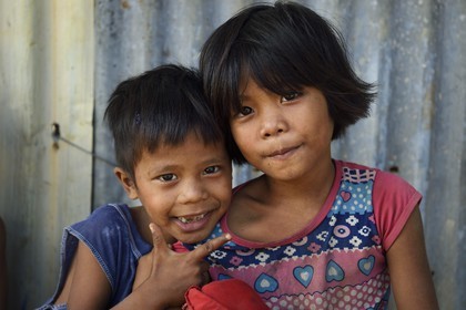 Philippines, Calamian Islands dans le nord de Palawan, Uson Island dans la baie de Coron, enfants du village de Barangay Lajala