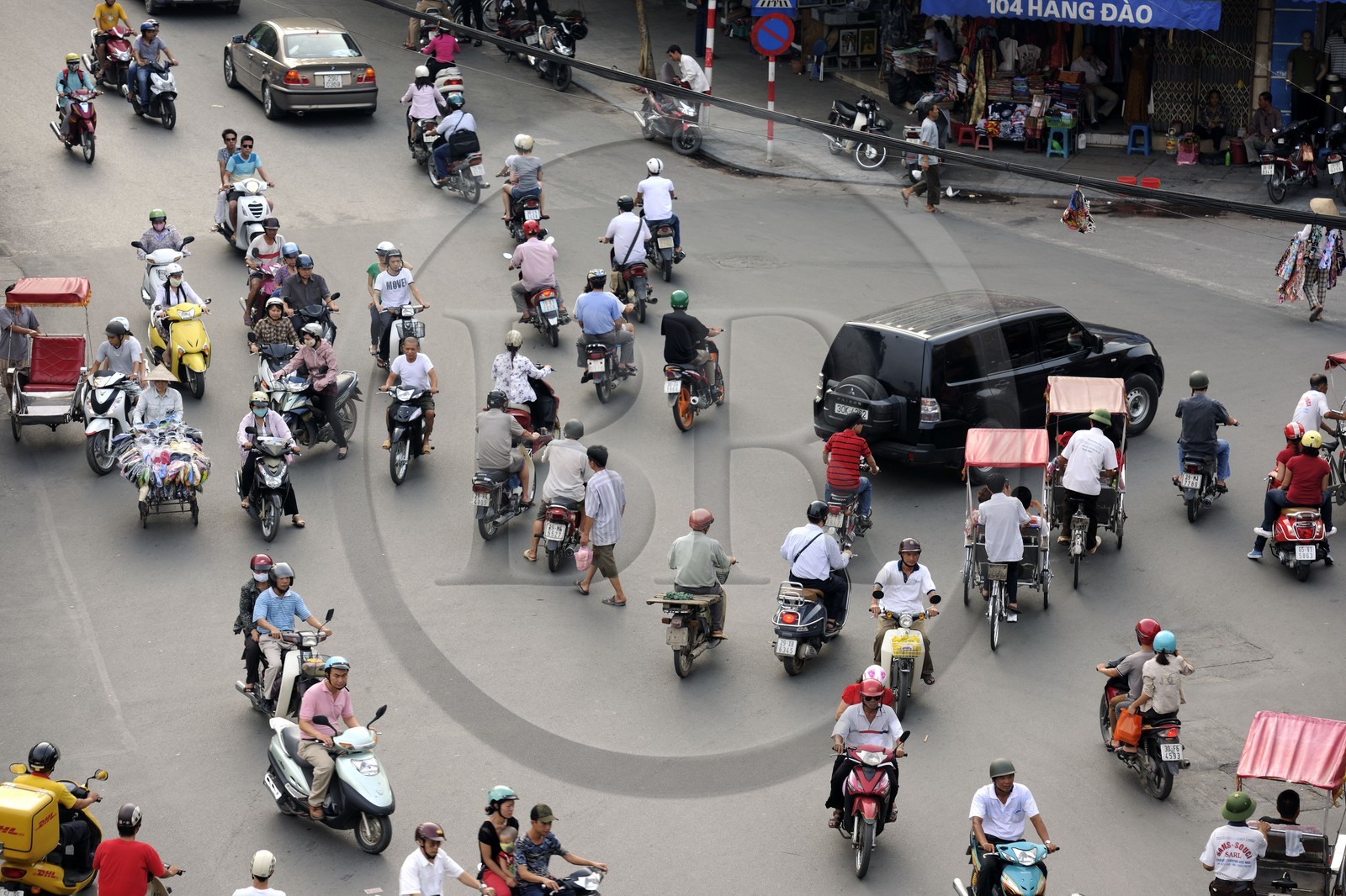 Vietnam, Hanoï, vieille ville, intense circulation sur le rond point au nord du lac Hoan Kiem appelé lac de l'épée restituée depuis le Legends Beer