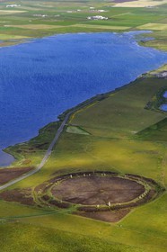 Royaume-Uni, Ecosse, Iles Orcades, Ile de Mainland, au bord du Loch of Stenness, cercle de pierres levées du Ring of Brodgar, classées Patrimoine Mondial de l' UNESCO (vue aérienne)