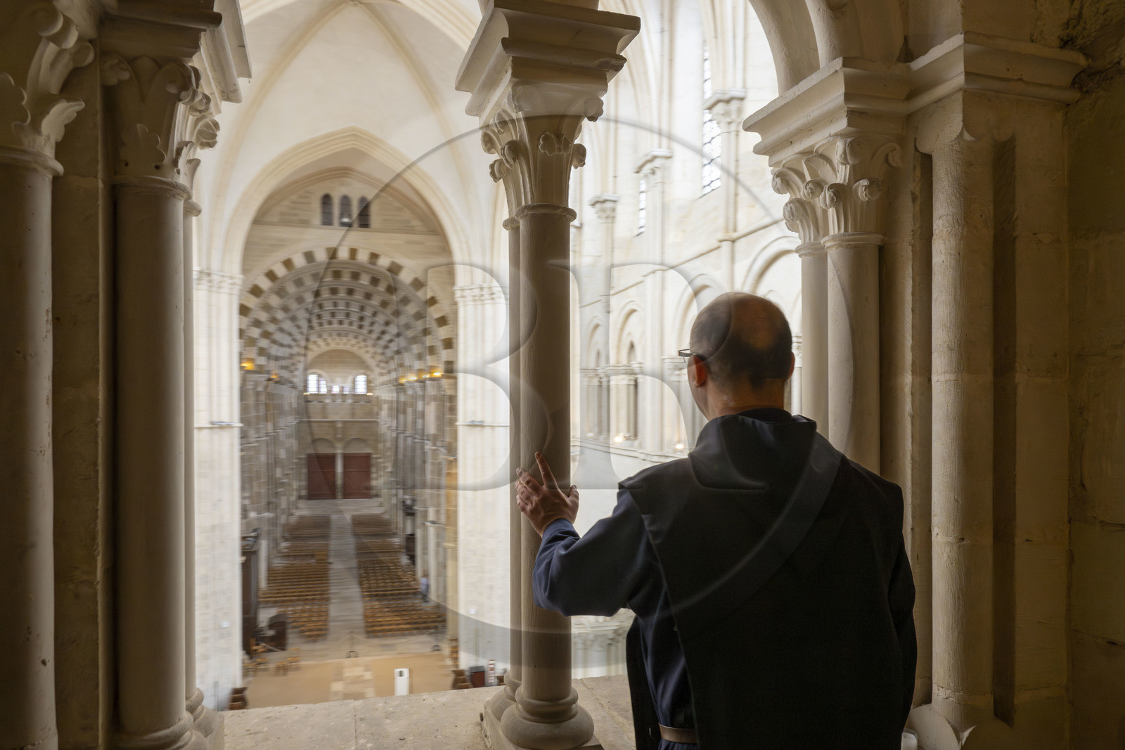 France, Yonne (89), parc naturel régional du Morvan, Vézelay, classé au Patrimoine Mondial de l'UNESCO, labellisé Les Plus Beaux Villages de France, point de départ de l'une des principales voies de pèlerinage de Saint-Jacques-de-Compostelle, la basilique Sainte-Marie-Madeleine, le frère Matteo de la Fraternité de Jérusalem en tunique et chasuble noir dans le triforium surplombant le choeur