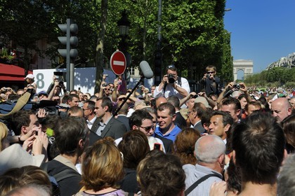 France, Paris (75), opération Nature Capitale 2010 sur les Champs-Elysées, le président Nicolas Sarkozy au milieu de la foule