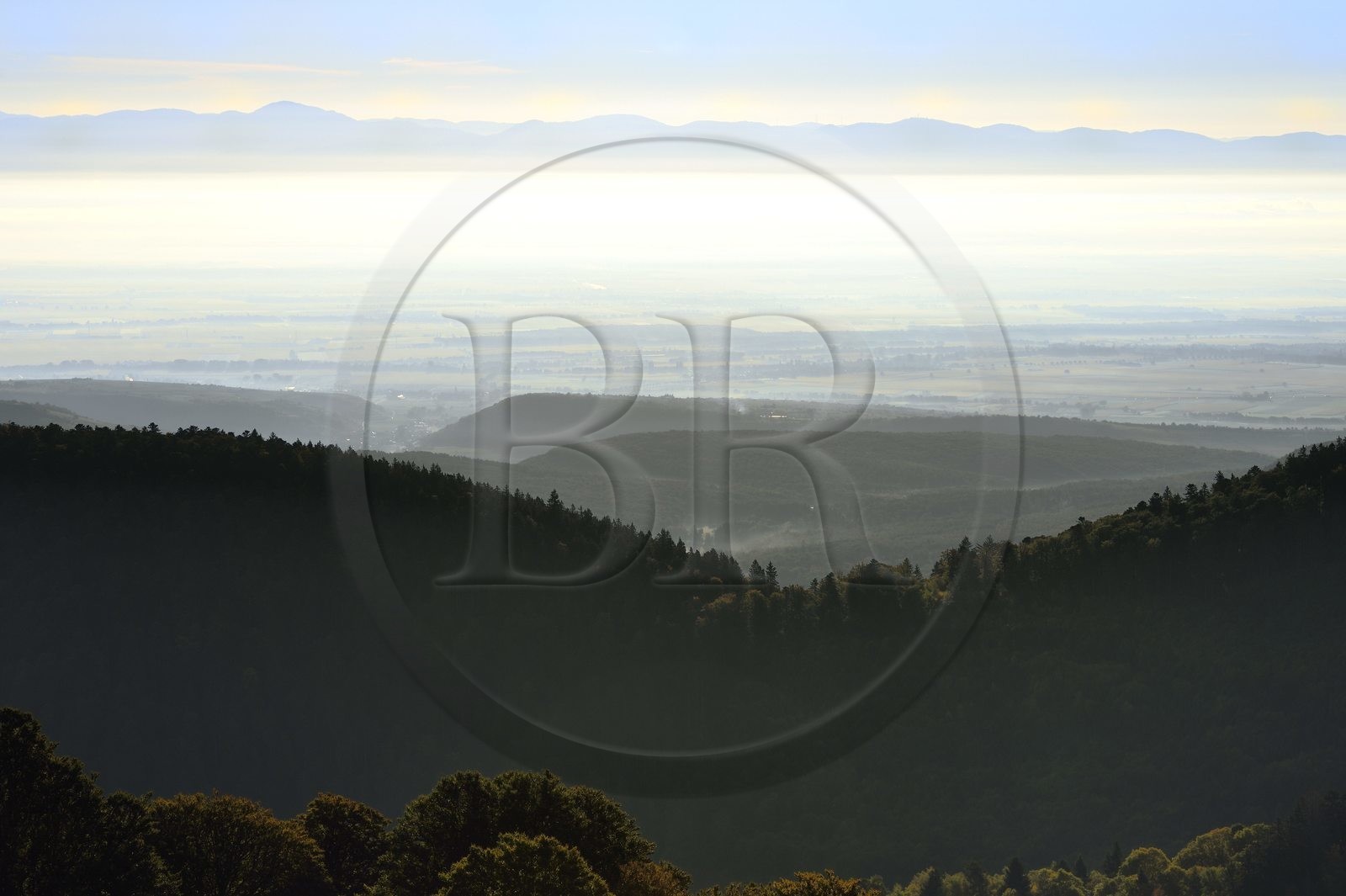 France, Haut-Rhin (68), Wasserbourg, massif des Vosges en bordure de la plaine d'Alsace sur le Petit Ballon, la Forêt Noire en arrière plan