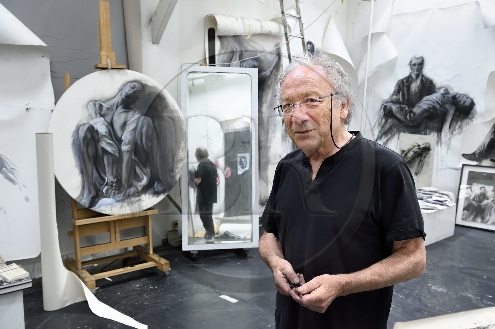 France, Ivry-sur-Seine (94), l'artiste plasticien Ernest Pignon-Ernest dans son atelier