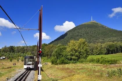 France, Puy-de-Dôme (63), Parc Naturel Régional des Volcans d'Auvergne, Chaine des Puys classée Patrimoine Mondial de l’UNESCO, le train à crémaillère Panoramique des Dômes qui monte au sommet du volcan Puy de Dôme