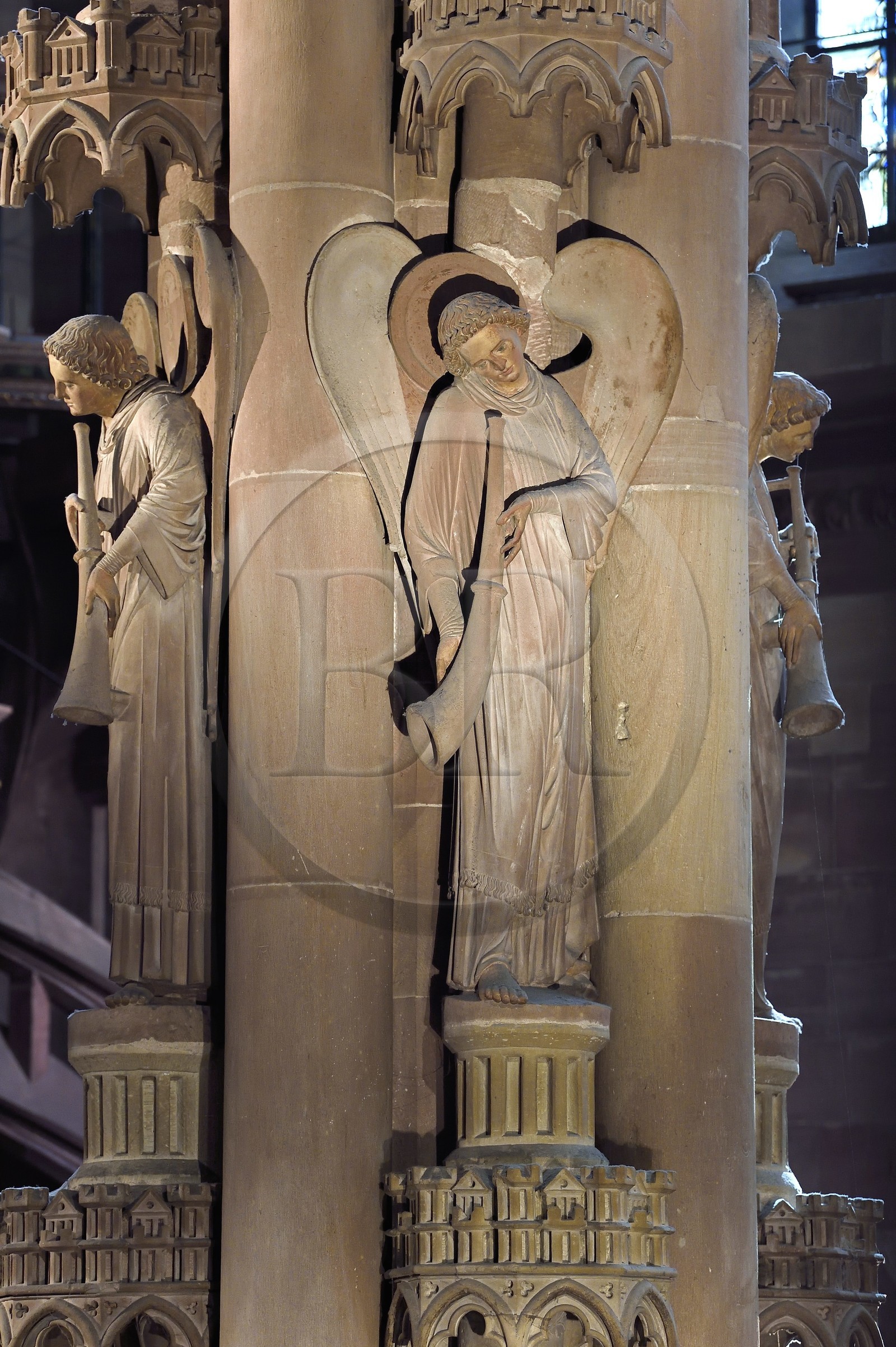 France, Bas-Rhin (67), Strasbourg, vieille ville classée au Patrimoine Mondial de l'UNESCO, la cathédrale Notre-Dame, bras sud du transept, le pilier des Anges construit vers 1230