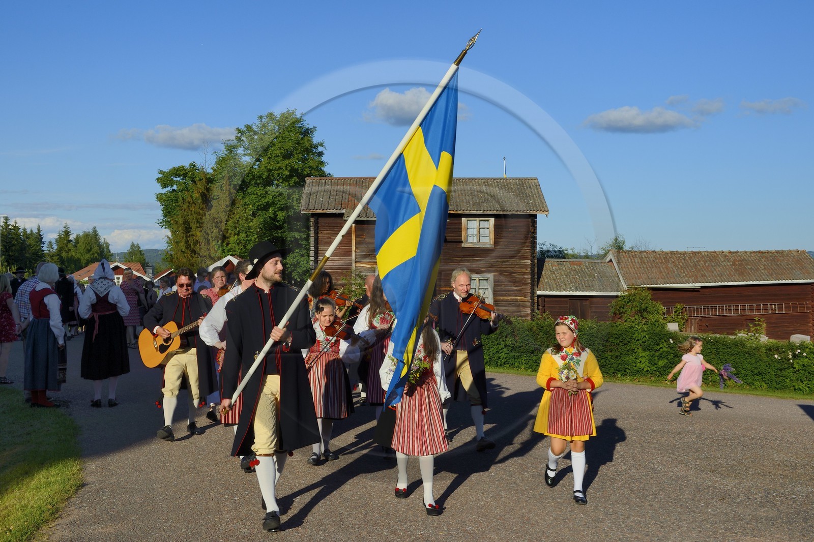 Suède, comté de Dalécarlie, région de Leksand, défilé en costume traditionnel pour les célébrations du solstice d'été dans le petit hameau de Hjulbäck