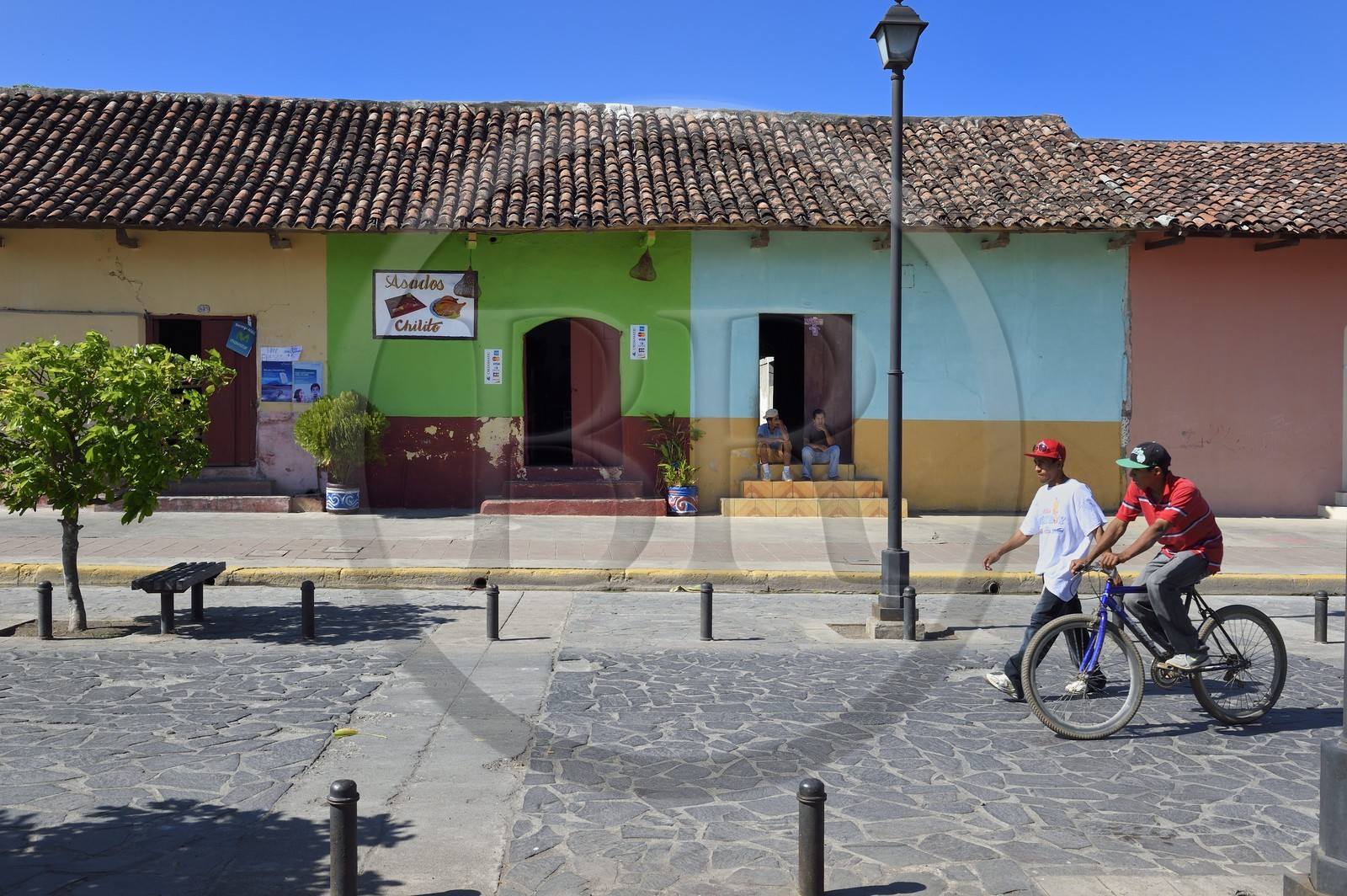 Nicaragua, Granada, maisons coloniales colorées dans la calle Calzada