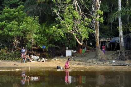 Gabon, province de Ogooué- Maritime, une des nombreuses rivières de la lagune du Fernan Vaz (Nkomi), campement de pêcheurs