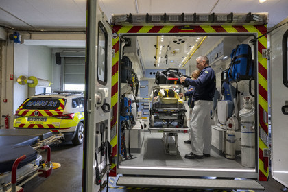 France, Côte-d'Or (21), les climats de Bourgogne classés Patrimoine Mondial de l'UNESCO, Beaune, Hospices Civils de Beaune, le centre hospitalier, nouveau camion médicalisé du SMUR (Service Mobile d'Urgence et de Réanimation) acquis grâce aux revenus de l’Hôtel-Dieu et du domaine viticole des Hospices de Beaune