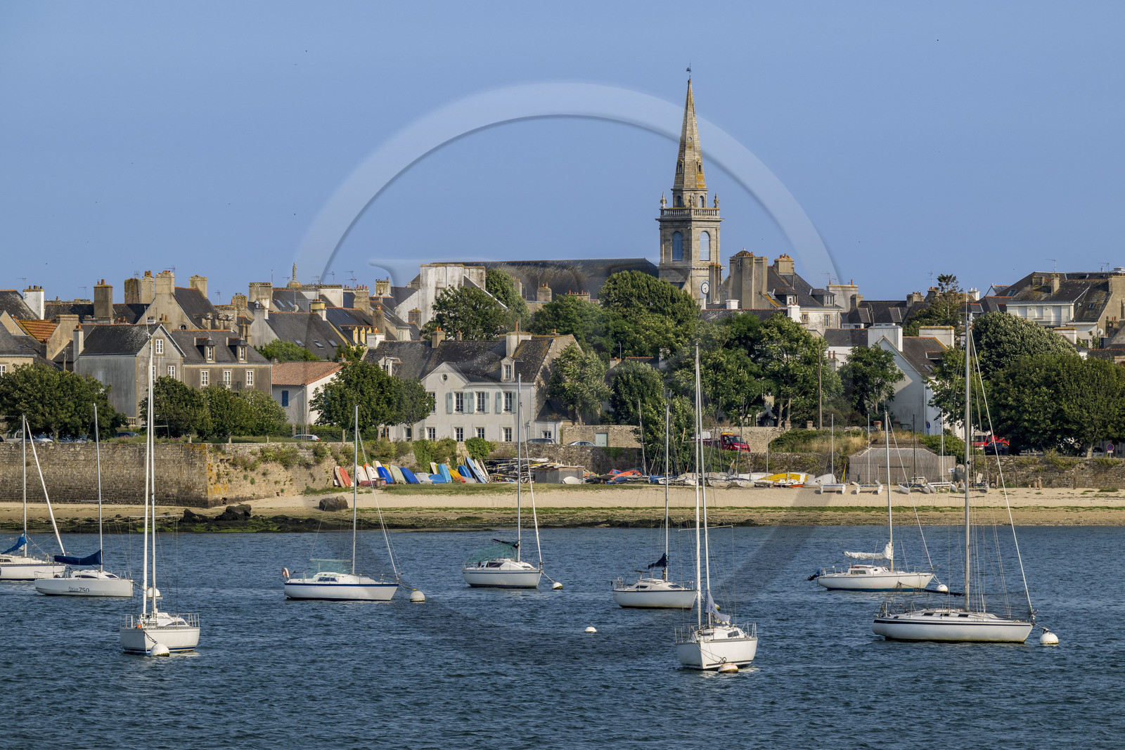 France, Morbihan (56), Port-Louis, l'anse du Driasker et l'église Notre-Dame-de-l'Assomption