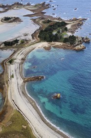 France, Côtes-d'Armor (22), Côte d'Ajoncs, Penvénan, Ile Illiec ou Ziliec, cordon de galets privé qui la relie aux îles Baëllanec et l'île Ozac'h, l'Ile fut la propriété de l'aviateur Charles Lindberg de 1934 à 1970 puis a été rachetée par la famille Heidsieck (vue aérienne)