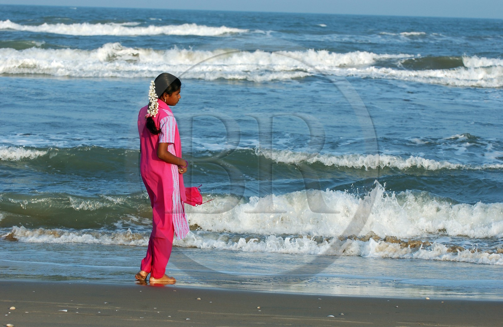 Inde, Territoire de Pondichéry, femme sur une plage de Pondichéry