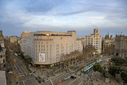Spain, Catalonia, Barcelona, Eixample district, Catalonia Square (Placa de Catalunya), the El Corte Ingles department store