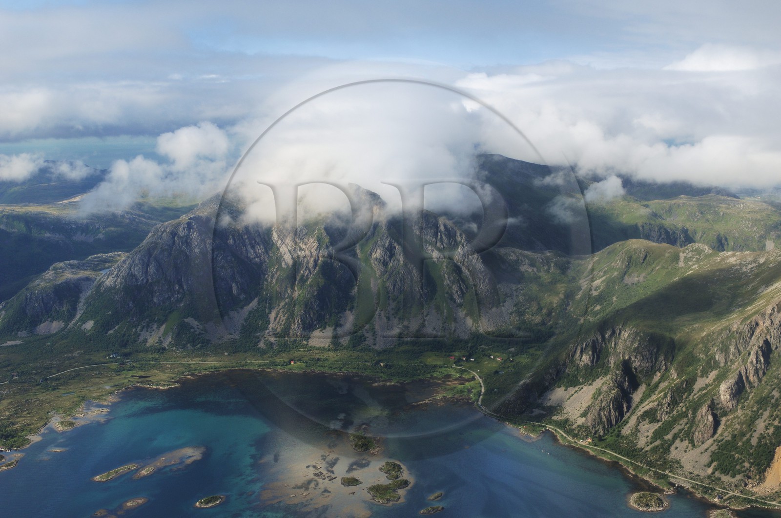 Norvège, Nordland, Iles Lofoten, Ile de Vestvagoy (vue aérienne)