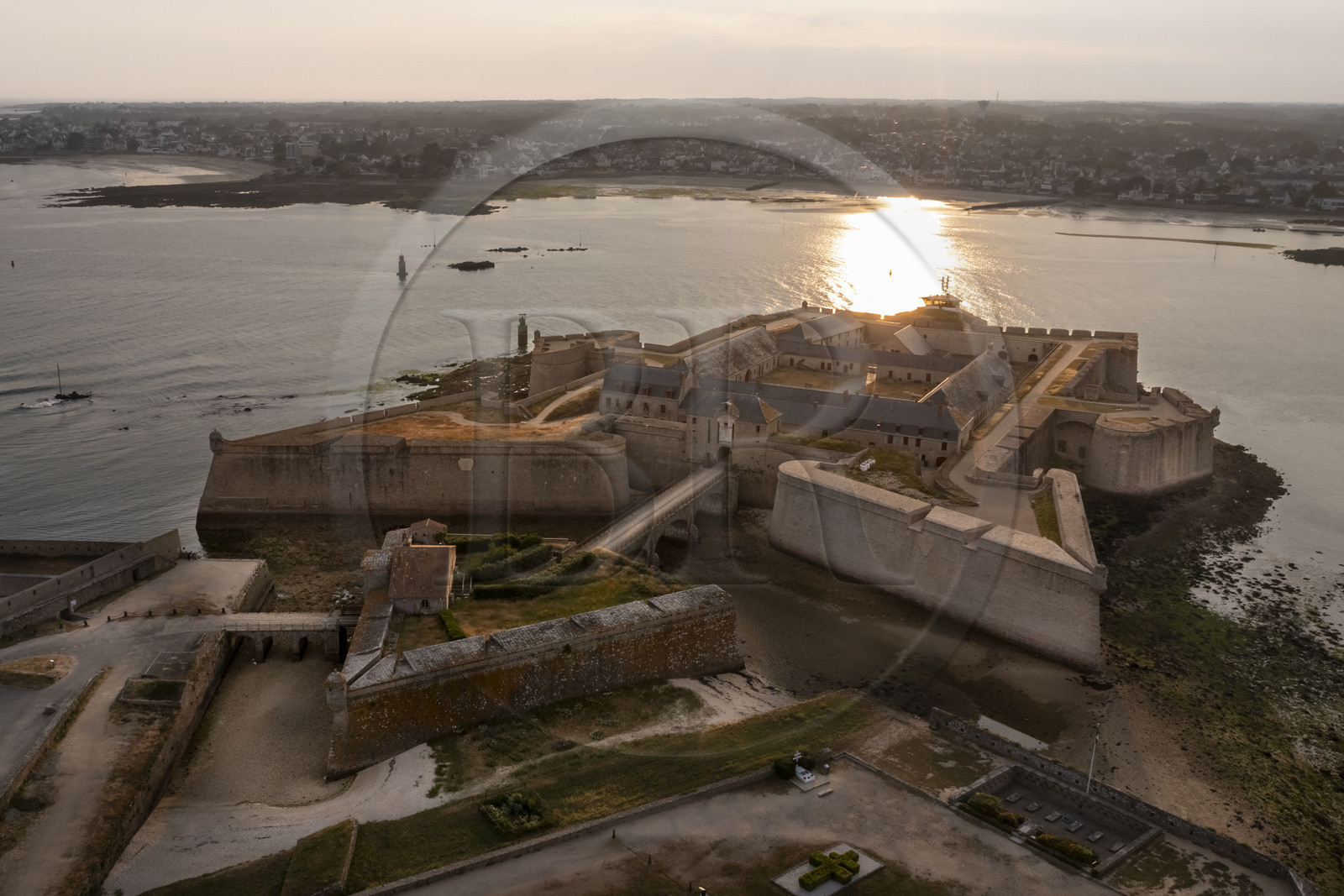 France, Morbihan (56), Port-Louis, la citadelle de Port-Louis remaniée par Vauban à l'entrée de la rade de Lorient, musée de la Compagnie des Indes, Larmor-Plage en arrière plan (vue aérienne)